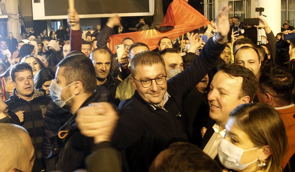O Χρίστιαν Μίτσκοτσκι πανηγυρίζει με οπαδούς του εθνικιστικού VMRO-DPMNE τη νίκη του κόμματος στις δημοτικές εκλογές της Βόρειας Μακεδονίας