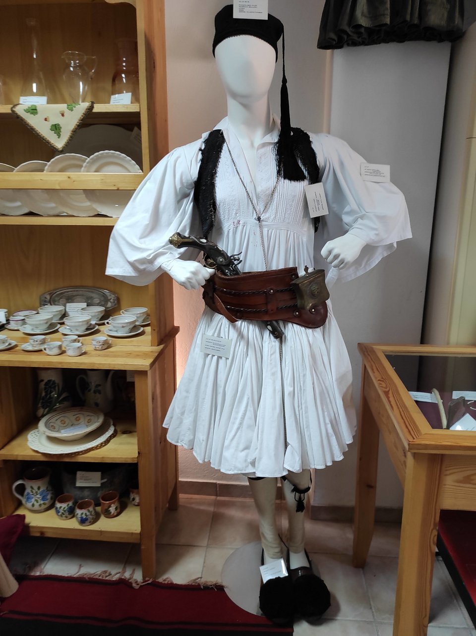 Η φουστανέλα έχει 400 πιέτες και είναι αυθεντική παραδοσιακή στολή.