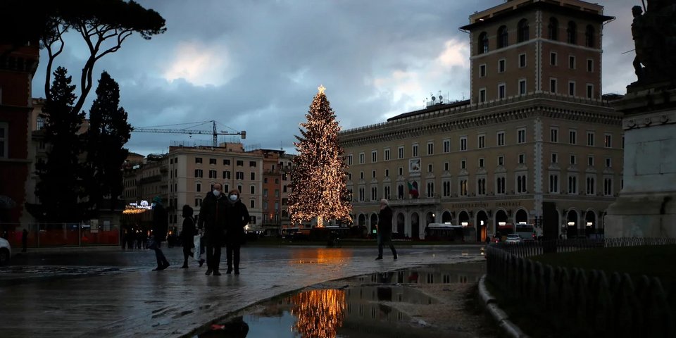Πολίτες με μάσκες σε δρόμο της Ρώμης