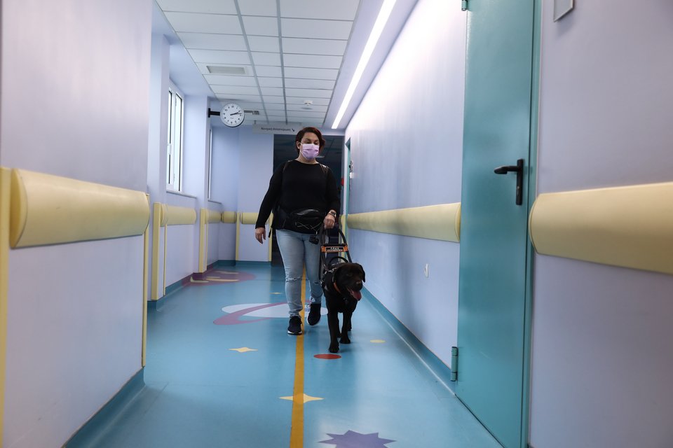 Η Ιωάννα-Μαρία Γκέρτσου στο νοσοκομείο Παίδων Αγία Σοφία, όπου εργάζεται ως ψυχολόγος, με το νέο σκύλο οδηγό της Μπάμπου - Φωτογραφία: Δημήτρης Καπάνταης/Sooc για iefimerida.gr