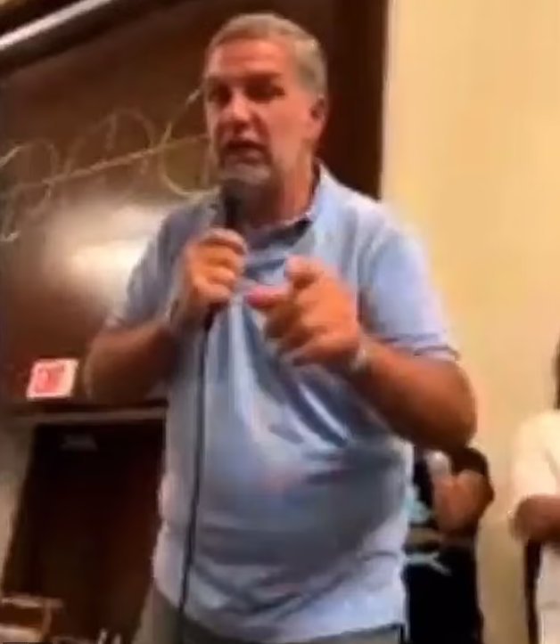Ο Μάικλ Μπράιαν Πρότσμαν, αυτόκλητο ηγετικό στέλεχος της QAnon