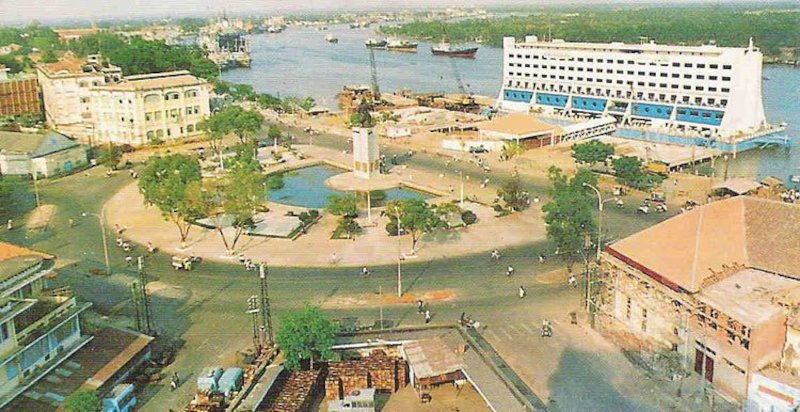 Το Saigon Floating Hotel στις όχθες του ποταμού Σαϊγκόν, όπως μετονομάστηκε το πλωτό ξενοδοχείο στο Βιετνάμ