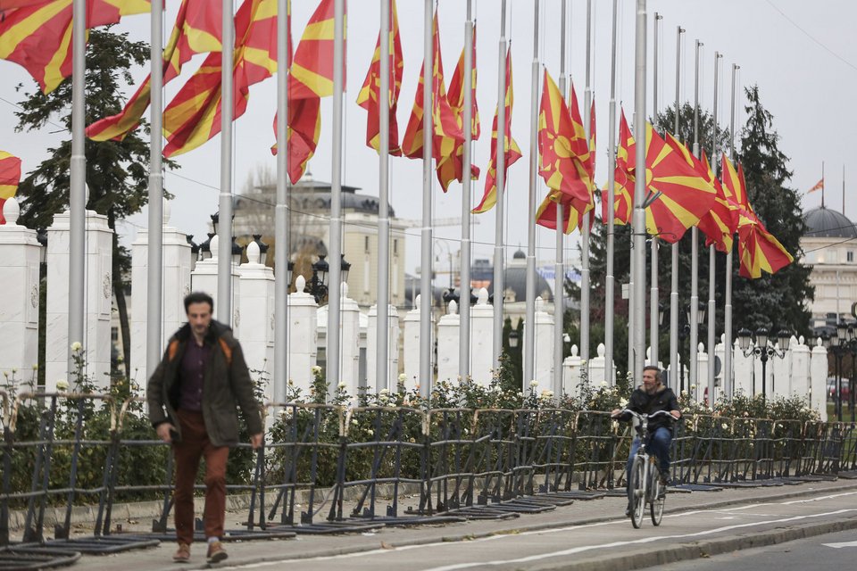 Μεσίστιες οι σημαίες στα Σκόπια για τα θύματα της πολύνεκρης τραγωδίας στη Βουλγαρία