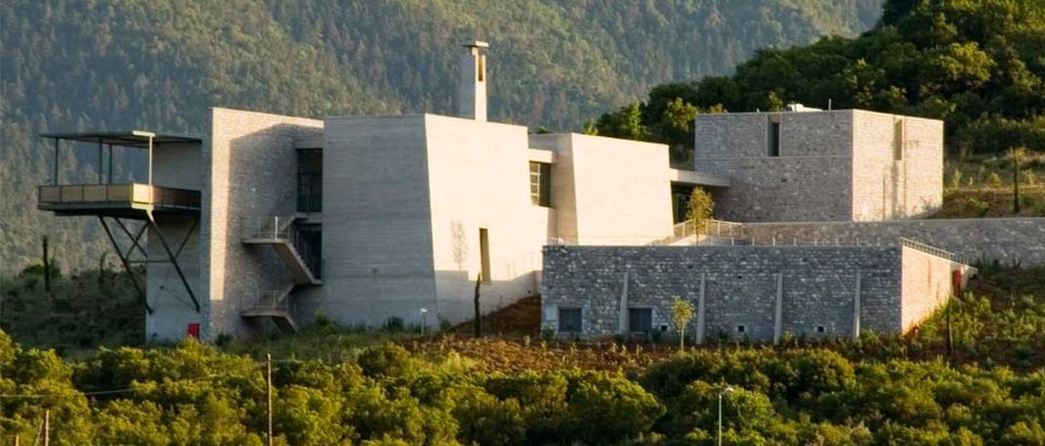 Το Μουσείο Περιβάλλοντος Στυμφαλίας βρίσκεται στην πλαγιά ενός από τους κατάφυτους λόφους που περιβάλλουν τη Λίμνη Στυμφαλία. Εκεί απομάκρυνε ο Ηρακλής τις Στυμφαλίδες όρνιθες, σύμφωνα με τη μυθολογία