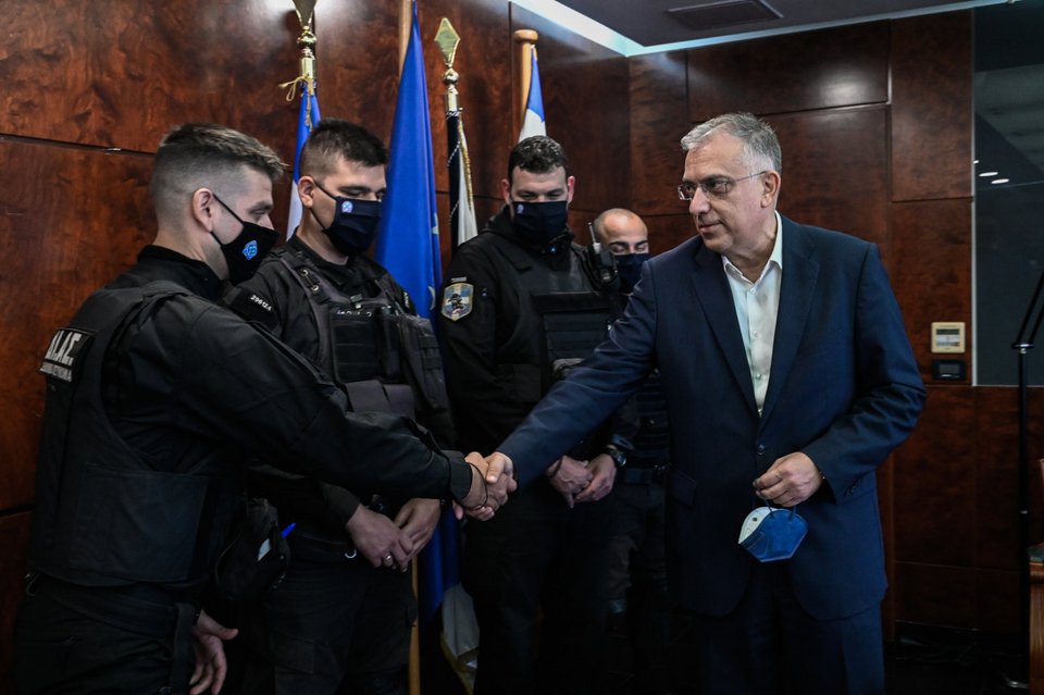 Ο υπουργός συνεχάρη τους αστυνομικούς της ομάδας ΔΙΑΣ / Φωτογραφία: ΜΙΧΑΛΗΣ ΚΑΡΑΓΙΑΝΝΗΣ-EUROKINISSI