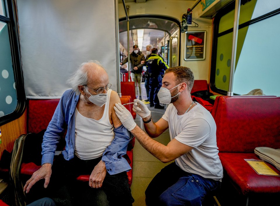 Δύο τραμ στη Φρανκφούρτη έχουν επιστρατευτεί για «εμβολιασμούς - εξπρές»