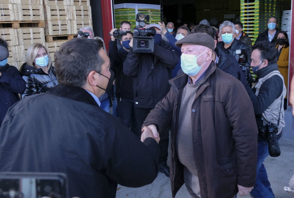 Τα μέλη του αγροτικού συλλόγου Α.Σ.Ε.Π.Ο.Π στον Τύρναβο συνάντησε ο Αλέξης Τσίπρας