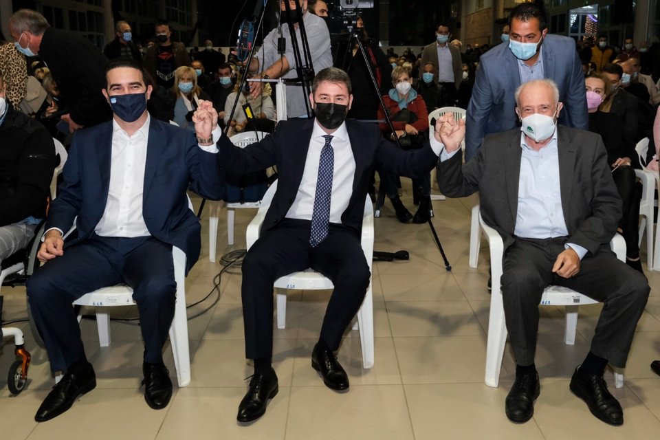 Ο Νίκος Ανδρουλάκης (μέση) με τον Μιχάλη Κατρίνη (αριστερά) και τον Γιάννη Κουτσούκο (δεξιά)