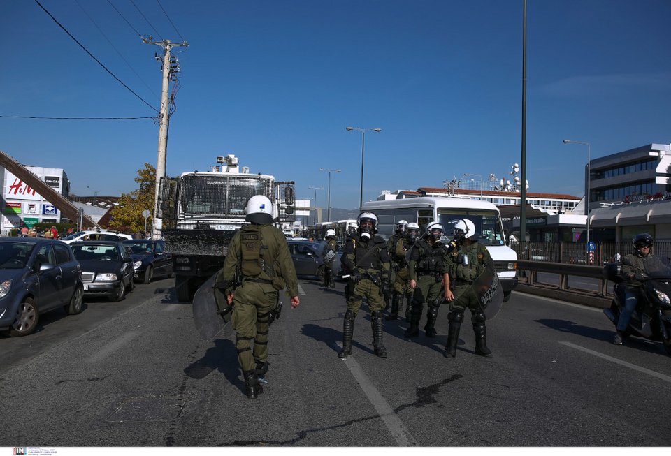 Ανδρες των ΜΑΤ και η «Αύρα» της ΕΛΑΣ έξω από το υπουργείο / Φωτογραφία: INTIMENEWS / ΔΗΜΗΤΡΟΠΟΥΛΟΣ ΓΙΑΝΝΗΣ