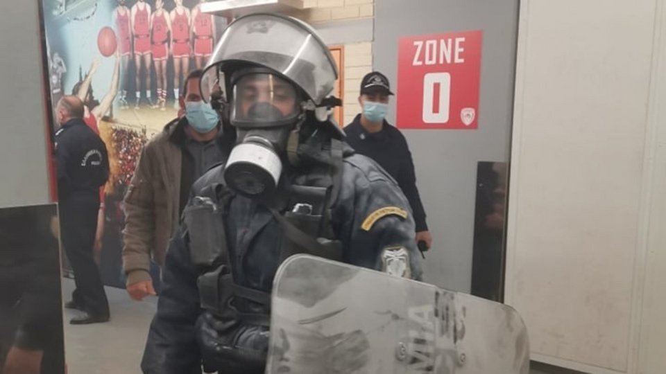 Εικόνα από έναν αστυνομικό μέσα στο ΣΕΦ μετά τα επεισόδια / Φωτογραφία: ΑΠΕ-ΜΠΕ