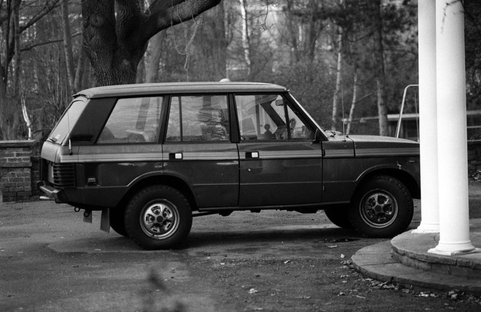 Το Range Rover που ανήκε στον δολοφονηθέντα εκατομμυριούχο σχεδιαστή μόδας Άριστο Κωνσταντίνου έξω από το πολυτελές σπίτι του στο Hampstead