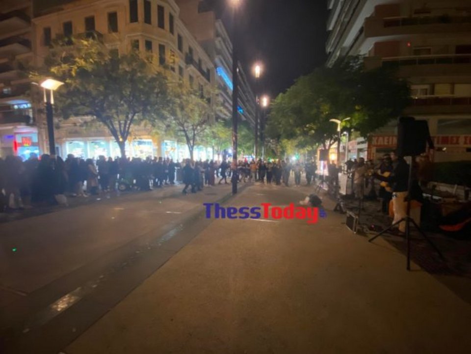 Ενα γλέντι στους ήχους της παραδοσιακής μουσικής στήθηκε στην πλατεία / Φωτογραφία: thesstoday.gr