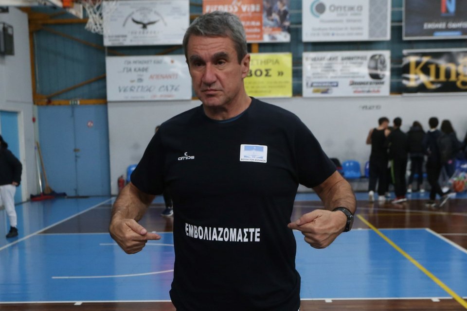 Το σύνθημα υπέρ του εμβολιασμού στη φανέλα του Α. Λοβέρδου -Φωτογραφία: Χρήστος Μπόνης