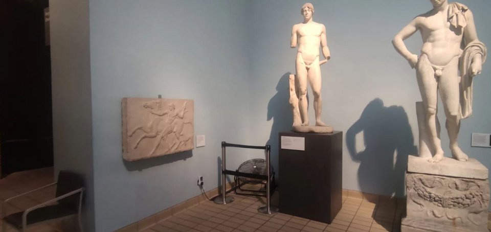 Eικόνα από την επίσκεψη του iefimerida στο Βρετανικό Μουσείο στις 23 Οκτωβρίου. Ανεμιστήρας στο δάπεδο έξω από τις κλειστές αίθουσες με τα Γλυπτά 