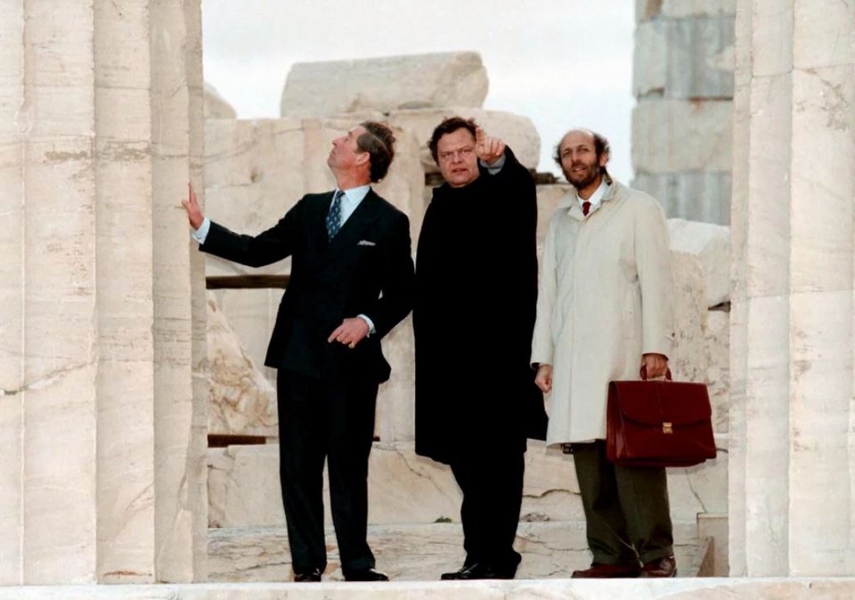 O πρίγκιπας Κάρολος στην Ακρόπολη με τον τότε υπουργό Πολιτισμού Ευάγγελο Βενιζέλο και τον Μανώλη Κορρέ.