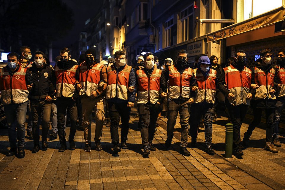 Διαδηλωτές κατά της ακρίβειας στην Κωνσταντινούπολη