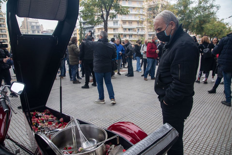 ΣΥΓΚΕΝΤΡΩΣΗ ΔΙΑΜΑΡΤΥΡΙΑΣ ΚΑΤΑΣΤΗΜΑΤΑΡΧΩΝ ΕΣΤΙΑΣΗΣ ΕΞΩ ΑΠΟ ΤΟ ΥΜΑΘ - Φωτογραφία: EUROKINISSI