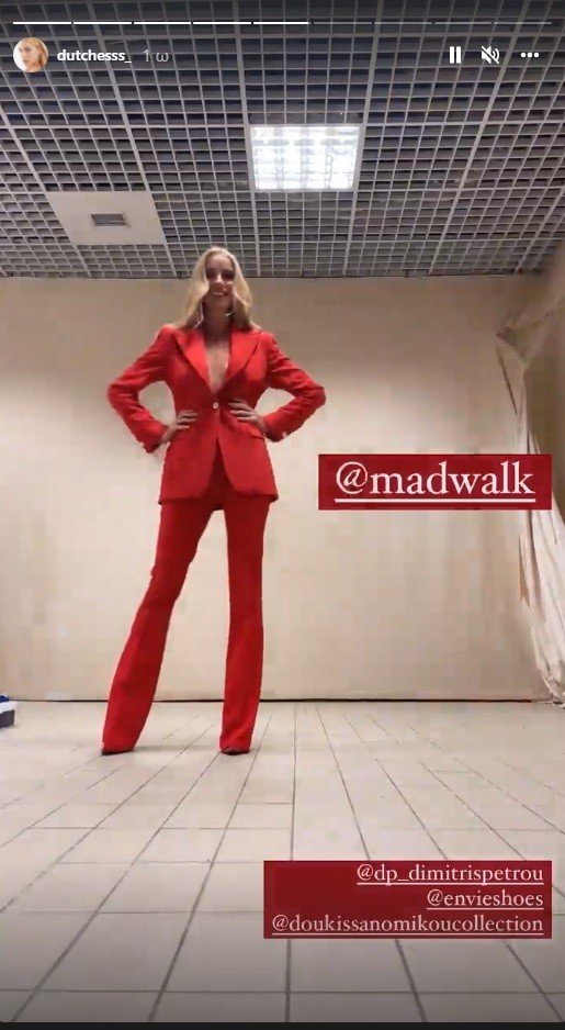 Η Δούκισσα Νομικού στα Madwalk με κόκκινο ταγέρ.