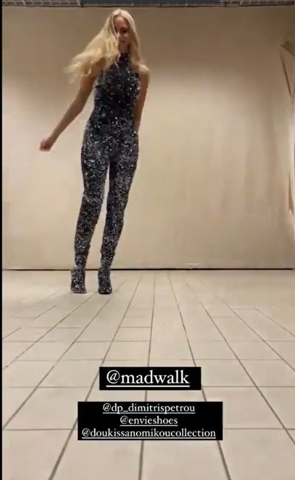 Η Δούκισσα Νομικού στα Madwalk με ιριδίζουσα ολόσωμη μαύρη φόρμα