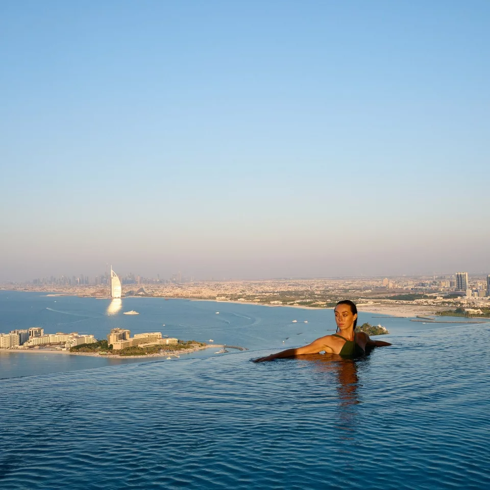 Μια μοναδική πισίνα που χαρίζει απρόσκοπτη θέα σε όλα τα αξιοθέατα του Ντουμπάι