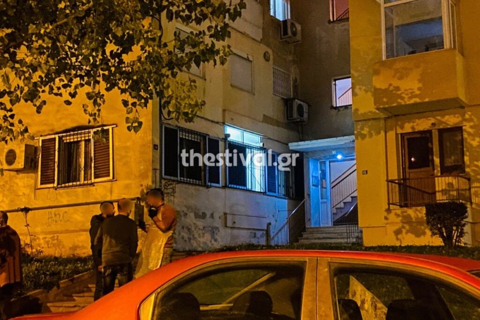 Η πολυκατοικία στην οποία βρέθηκαν τα δύο πτώματα / Φωτογραφία: thestival.gr