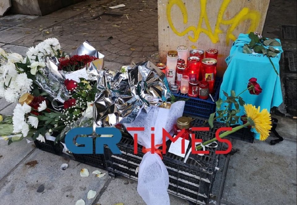 Λουλούδια και κεράκια στη μνήμη του αδικοχαμένου εργαζόμενου / Φωτογραφία: grtimes.gr