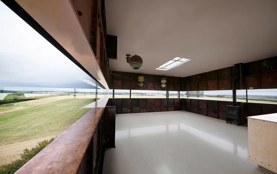 Ο κύριος χώρος διαθέτει ένα γυαλιστερό δάπεδο από σκυρόδεμα