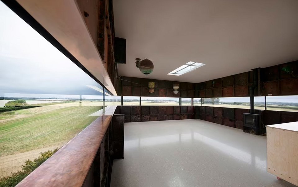  Ο κύριος χώρος διαθέτει ένα γυαλιστερό δάπεδο από σκυρόδεμα