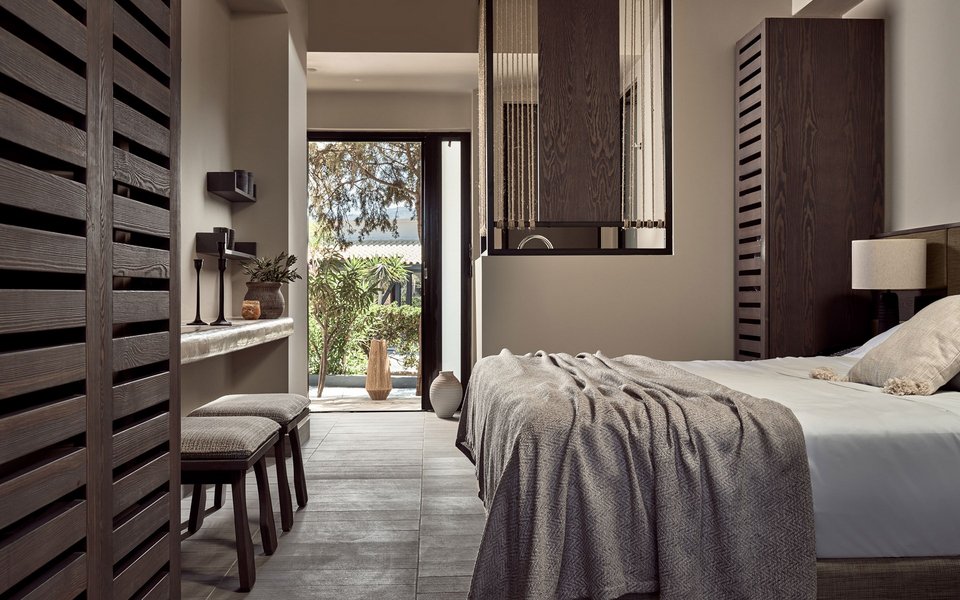 Το σκούρο ξύλο κυριαρχεί στο εσωτερικό των πολυτελών δωματίων του  Numo Ierapetra Beach Resort.