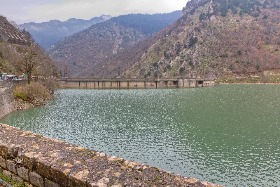 Δίπλα στο Φράγμα έχει υπαίθρια μαγαζάκια που πουλούν τοπικά προϊόντα/ Φωτογραφία: Shuttertock