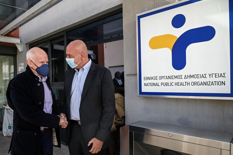 Ο Γιώργος Παπανδρέου με τον πρόεδρο του ΕΟΔΥ, Θεοκλή Ζαούτη