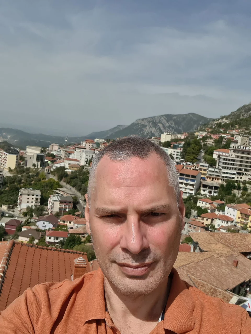 Γιάννης Οικονόμου με φόντο σπίτια