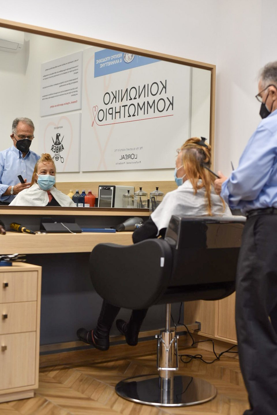 κομμωτής κουρεύει γυναίκα