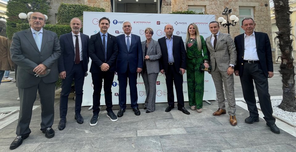 Από αριστερά οι κ.κ.: Τάκης Σκανδαλάκης, Πρόεδρος Heal Academy by HHG, Ομότιμος Καθηγητής Χειρουργικής ΕΚΠΑ, τ. Υφυπουργός Εξωτερικών, Μενέλαος Καλογερής, Ακτινοδιαγνώστης, Υπεύθυνος Aκτινολογικού Τμήματος HealthSpot, Hλίας Τσούγκος, Καρδιολόγος, Διευθυντής ΣΤ' Καρδιολογικής Κλινικής ΥΓΕΙΑ, Υπεύθυνος Καρδιολογικού Τμήματος HealthSpot Κηφισιάς και Περιστερίου, Ανδρέας Καρταπάνης, Πρόεδρος και Διευθύνων Σύμβουλος ΥΓΕΙΑ, Νέλλυ Μιχαλάκη, General Manager ΗealthSpot, Ιωάννης Φαναριώτης, Ακτινοδιαγνώστης, Επιστημονικός Συνεργάτης HealthSpot, Αναπληρωτής Διευθυντής Τμήματος Υπερήχων ΥΓΕΙΑ, Dr. Beatriz Nicaretta, Πλαστικός Χειρουργός, Τμήμα Αναγεννητικής Πλαστικής Χειρουργικής ΗealthSpot , Δρ. Άρης Στεροδήμας, Πλαστικός Χειρουργός, Επιστημονικός Υπεύθυνος Τμήματος Αναγεννητικής Πλαστικής Χειρουργικής ΗealthSpot, Αθανάσιος Μανώλης, Διευθυντής Καρδιολογικού Τμήματος HealthSpot Γλυφάδας & Metropolitan Hospital