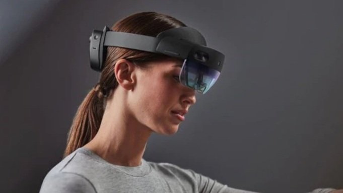 Τα ΗoloLens της Microsoft