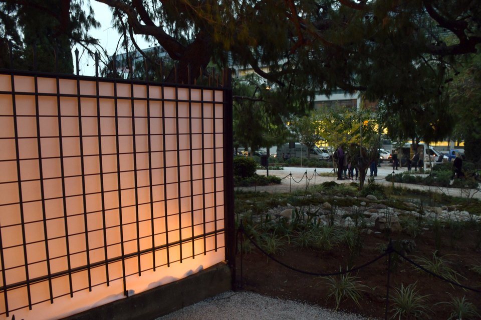 Το πανί που φωτίζεται το βράδυ δίνει την αίσθηση του λεγόμενου tea house 