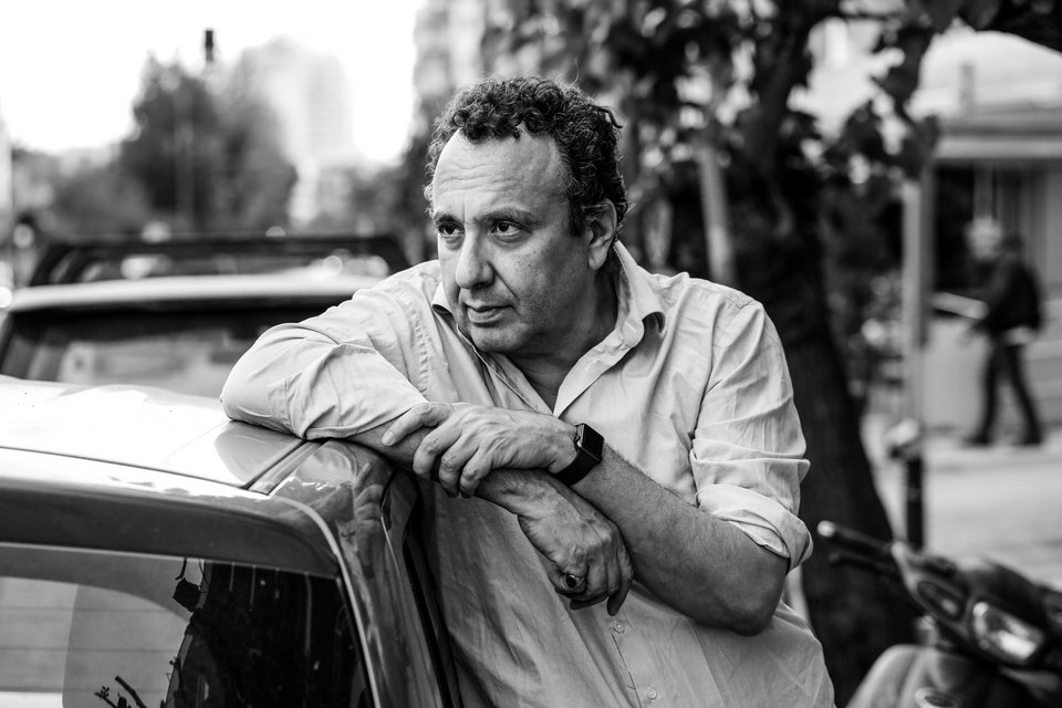 O Χρήστος Χωμενίδης στο νέο του μυθιστόρημα «Ο Τζίμης στην Κυψέλη» μιλά για το πώς βιώνει ένα αναλογικό πρόσωπο την έλευση της ψηφιακής εποχής. Ο ήρωάς του, ο 57χρονος Τζίμης Παπιδάκης, είναι ένας άντρας παλιάς κοπής που γίνεται αποδιοπομπαίος τράγος στα κοινωνικά δίκτυα και βλέπει τον κόσμο του να καταρρέει.