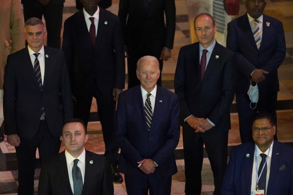 Παγκόσμιοι ηγέτες, μεταξύ των οποίων και ο Τζο Μπάιντεν, χαμογελούν για την αναμνηστική φωτογραφία