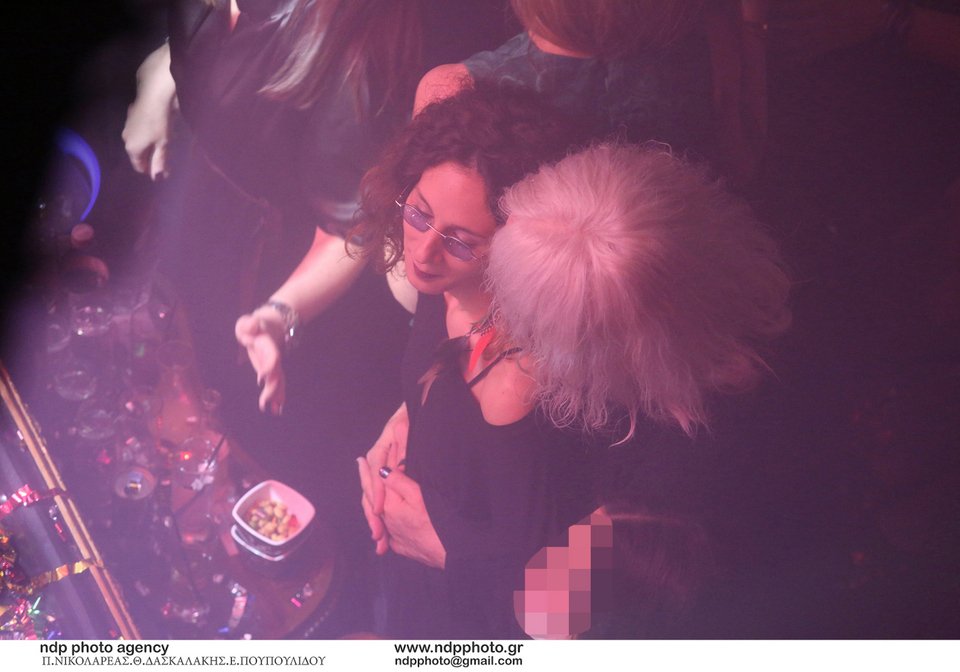 Ελενα Φερεντίνου και Νίκος Καρβέλας διασκεδάζουν με τα κομμάτια της Αννας Βίσση / Φωτογραφία: NDP