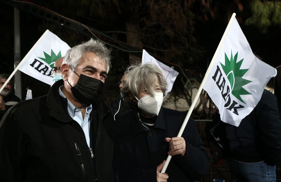 Ο Μιχάλης Καρχιμάκης με την Αθηνά Λινού στην ομιλία του Γιώργου Παπανδρέου