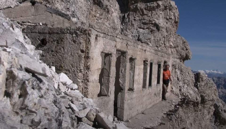 Τη στιγμή που βγαίνεις απ' το καταφύγιο είναι σαν να πέφτεις