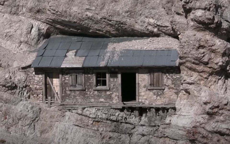 Το καταφύγιο είναι ενσωματωμένο στον απόκρημνο βράχο 