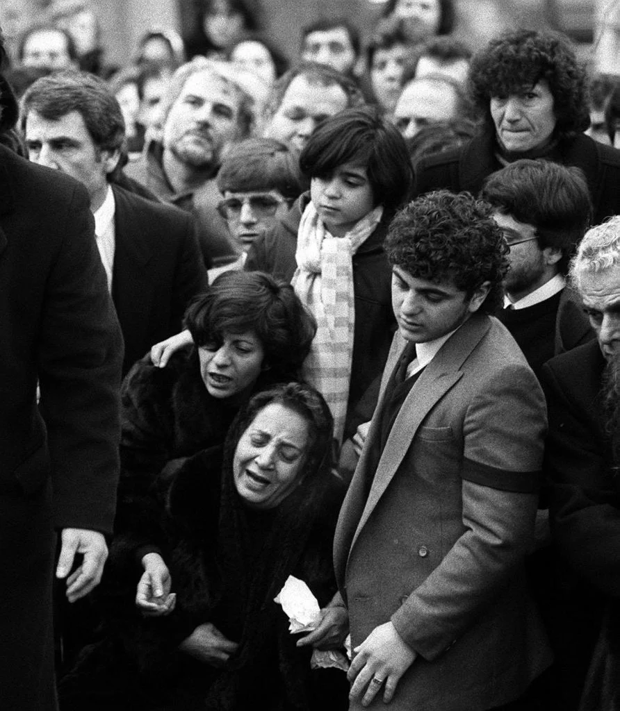 Η μητέρα του δολοφονημένου εκατομμυριούχου της μόδας Αρίστου Κωνσταντίνου θρηνεί στον τάφο του γιου της στο κοιμητήριο του Έντμοντον στο βόρειο Λονδίνο μετά την κηδεία στην εκκλησία St Mary's Church