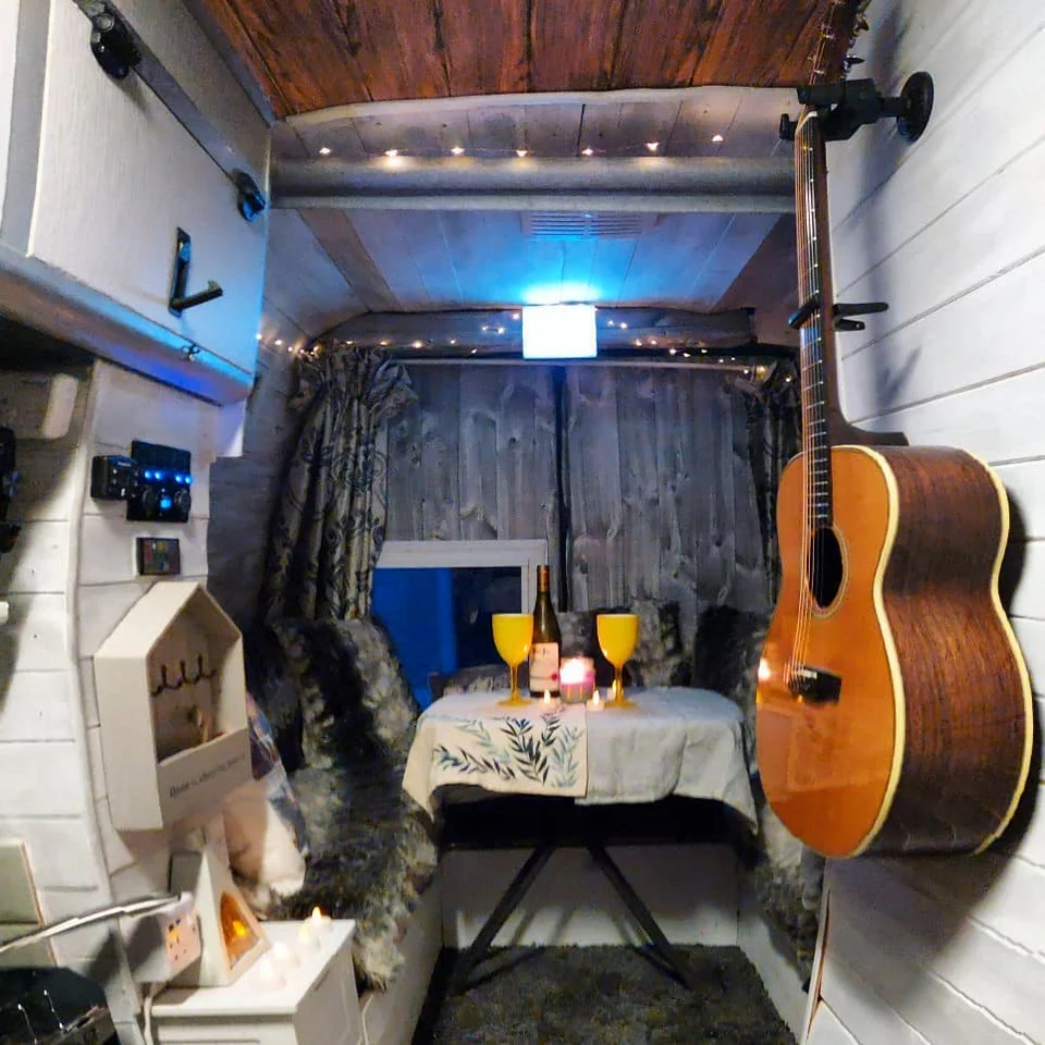 Το πρώην ασθενοφόρο έχει μετατραπεί πλέον σε ένα ζεστό σπιτικό