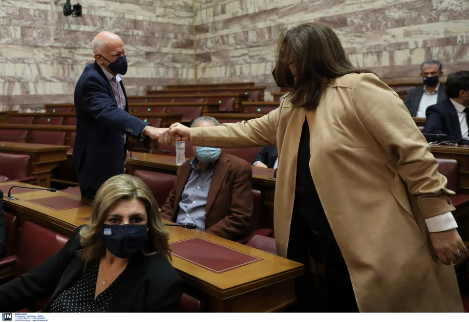 Ο Γ. Παπανδρέου χαιρετά την Τόνια Αντωνίου που ορκίστηκε βουλευτής στη θέση της Φώφης Γεννηματά- Φωτογραφία: Intimenews/ΛΙΑΚΟΣ ΓΙΑΝΝΗΣ