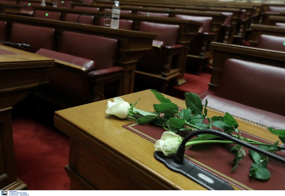 Λουλούδια στο έδρανο της Φώφης Γεννηματά
