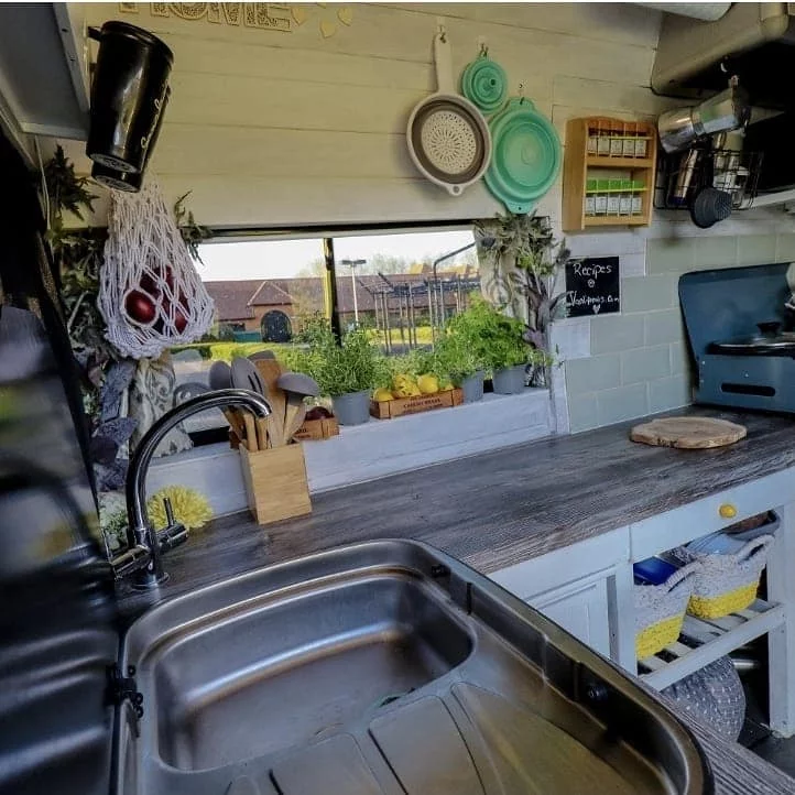 Στιγμιότυπο από την κουζίνα του βαν 