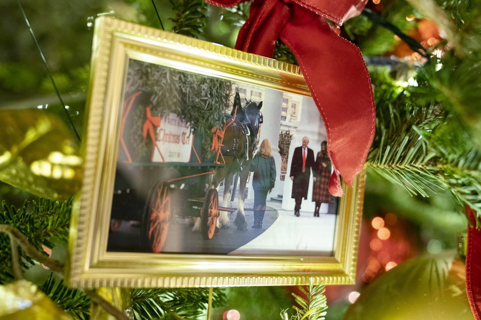 Λευκός Οίκος Χριστούγεννα 2021 στολισμός φωτογραφία Τραμπ