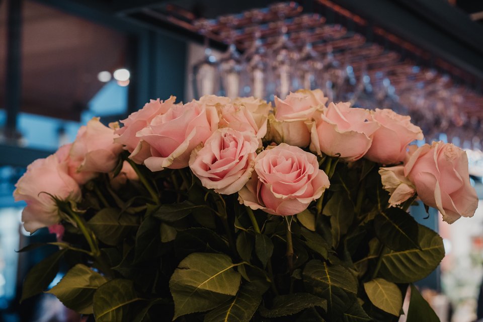  Τα ροζέ τριαντάφυλλα είναι αναπόσπαστο μέρος της διακόσμησης/Φωτογραφία Παναγιώτης Μάλλιαρης 