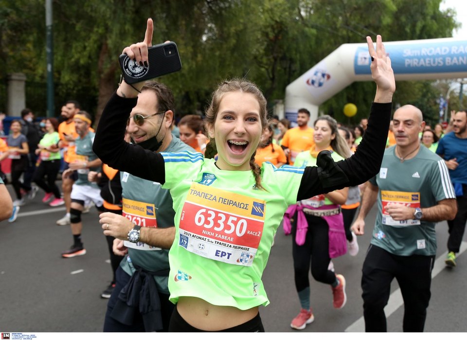 Άνθρωποι όλων των ηλικιών έλαβαν έτρεξαν την ιστορική διαδρομή